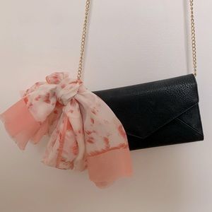 black vegan leather envelope purse with gold chain strap🤎